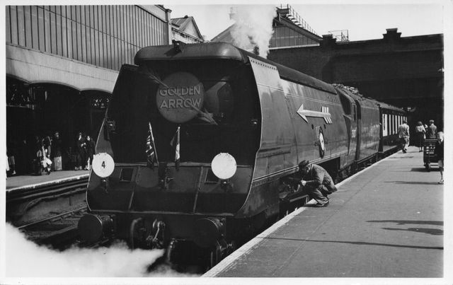 BR(S) Merchant Navy class 35027 'Port Line' at Victoria, Greater London with the "Golden Arrow" departure on Thursday 16 Aug 1951 - J.H.W. Kent [000208]