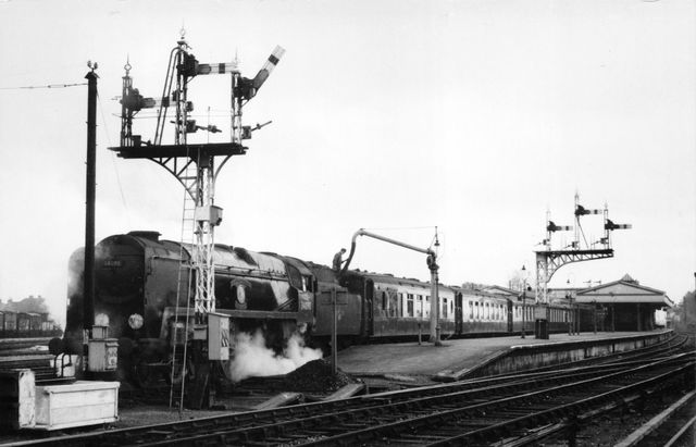 BR(S) Battle of Britain class 34090 'Sir Eustace Missenden, Southern Railway' at Fareham, Hampshire with the down "Bournemouth Belle" diverted via Havant on Sunday 04 Nov 1962 - J.H.W. Kent [002197]
