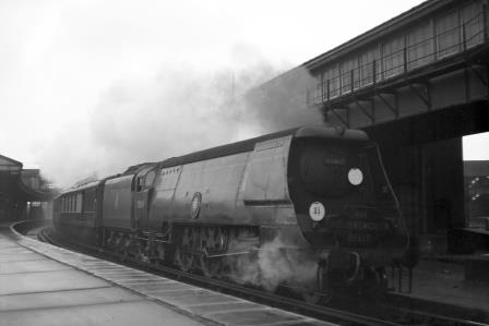 BR(S) Merchant Navy class 35019 'French Line C. G. T.' at Clapham Junction, Greater London with the down "Bournemouth Belle" on Saturday 09 Sep 1950 - J.H.W. Kent [023110]