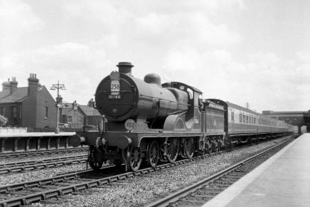 BR(S) L class 31766 at Tonbridge Station, Kent with a Hastings - Charing Cross service on Saturday 16 Jun 1951 - J.H.W. Kent [025073]