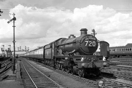 BR(W) Castle class 5006 'Tregenna Castle' at Reading General, Berkshire with an up Red Dragon service on Monday 20 Aug 1951 - J.H.W. Kent [025290]