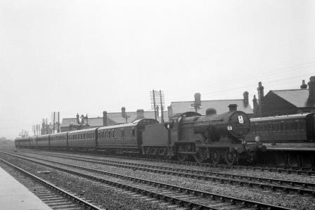 BR(S) L1 class 31785 at Tonbridge Station, Kent with a down hop-pickers special service on Saturday 15 Sep 1951 - J.H.W. Kent [025388]