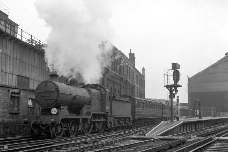 BR(S) D1 class 31727 leaving Brighton Station, East Sussex with the 12.5pm Brighton - Tonbridge service on Saturday 10 Nov 1951 - J.H.W. Kent [025502]