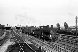 BR(S) C2X class 32522 & BR(S) E5 class 32587 at Polegate, East Sussex with the 6.40pm Freight on Thursday 27 Jul 1950 - J.J. Smith [040989]