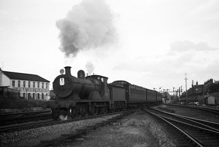 BR(S) E class 31273 at Tonbridge, Kent with the 5.28pm Wateringbury on Sunday 17 Sep 1950 - J.J. Smith [041142]