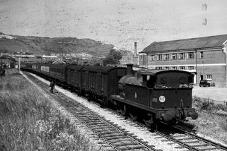 BR(S) R1 class 31128 at Folkestone Harbour Branch, Kent with the 1.30pm Victoria - Folkestone Harbour service on Saturday 14 Jun 1958 - J.J. Smith [044861]