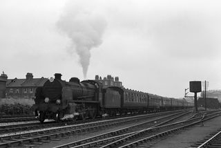 BR(S) N class 31409 at Viaduct Junction, Greater London with the 12.30pm Hastings - Willesden and Manchester service on Saturday 09 Aug 1958 - J.J. Smith [044954]
