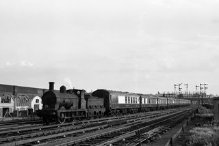BR(S) O1 class 31370 at Longhedge, Greater London with the 7.43pm Clapham Junction - Stewarts Lane service on Wednesday 10 Jun 1959 - J.J. Smith [045428]