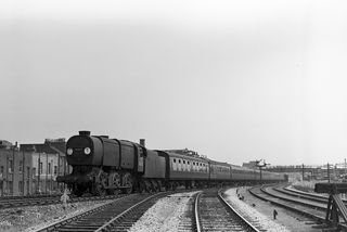 BR(S) Q1 class 33022 at Viaduct Junction, Greater London with the 1.00pm Camberley - Brandon service on Saturday 25 Jul 1959 - J.J. Smith [045516]