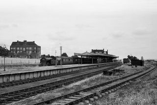 BR(S) H class 31193 at Allhallows Station, Kent on Bank Holiday Monday 03 Aug 1959 - J.J. Smith [045566]