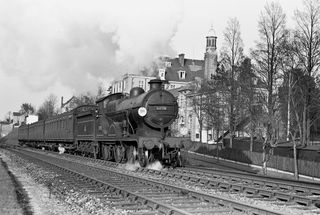 BR(S) L class 31770 at Just south of Sanderstead Station, Greater London with an Oxted line service on 1952/3 - C. Hogg [048096]