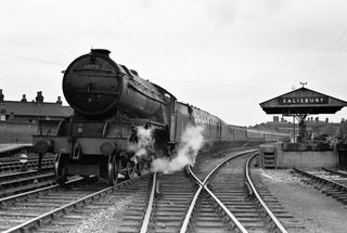 BR(E) V2 class 60916 at Salisbury, Wiltshire circa Jun 1953 - C. Hogg [048108]