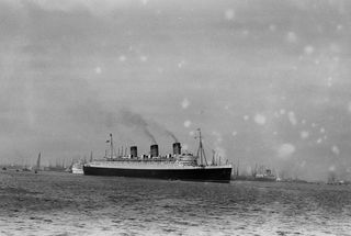 'SS Queen Mary' at Southampton, Hampshire on Thursday 15 Oct 1953 - C. Hogg [048149]