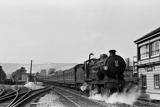 BR(S) L1 class 31789 at Oxted, Surrey with the 2.30pm London Bridge - Maidstone hop pickers special on Saturday 04 Sep 1954 - C. Hogg [048197]