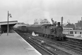 BR(S) H class 31512 at Sheerness Station, Kent with the 2.55pm to Sittingbourne on Saturday 07 Mar 1959 - C. Hogg [048550]
