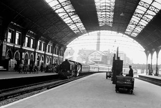 BR(S) King Arthur class 30805 'Sir Constantine' at Victoria, Greater London on Sunday 14 Jun 1959 - C. Hogg [048591]