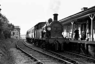 BR(S) H class 31517 at Hawkhurst, Kent with a service to Paddock Wood on Saturday 15 Apr 1961 - C. Hogg [048706]