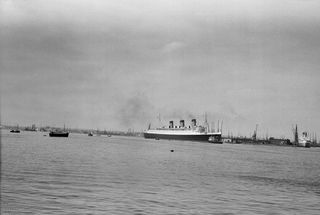 'SS Queen Mary' at Southampton Water, Hampshire on Thursday 26 Apr 1962 - C. Hogg [048803]