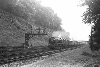 BR(S) Merchant Navy class 35012 'United States Lines' near Farnborough, Hampshire with the up "Bournemouth Belle" on Bank Holiday Monday 05 Aug 1957 - C. Hogg [048966]