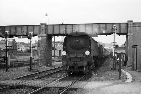 BR(S) West Country class 34105 'Swanage' at Southampton Central, Hampshire on Monday 08 Jul 1963 - A. Postlewaite [050105]