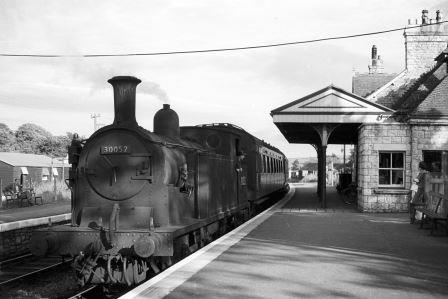 BR(S) M7 class 30052 at Corfe Castle, Dorset on Tuesday 09 Jul 1963 - A. Postlewaite [050121]