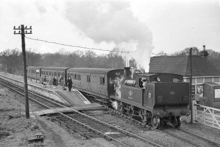 BR O2 class W17 'Seaview' at Havenstreet Station, Isle of Wight on Easter Saturday 16 Apr 1960 - A. Postlewaite [050473]