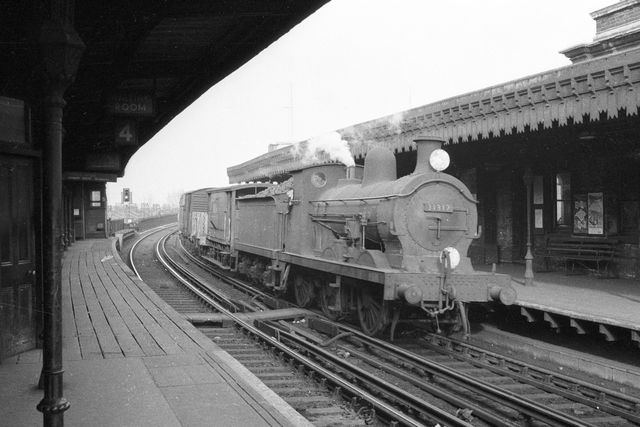 BR(S) C class 31317 at Peckham Rye, Greater London on Saturday 02 Apr 1960 - A. Postlewaite [051059]