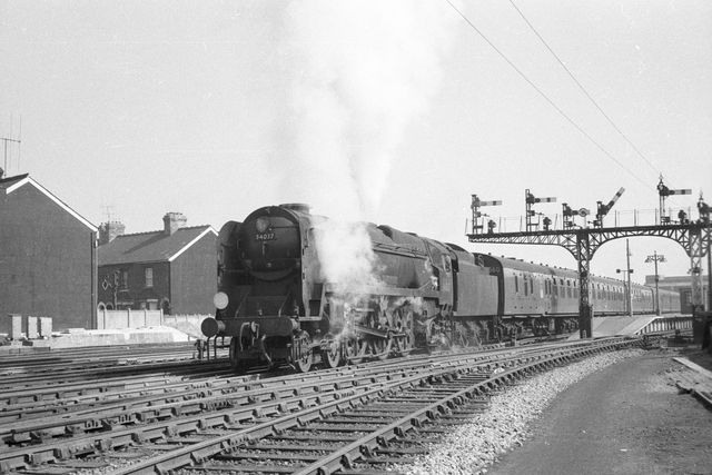 BR(S) West Country class 34037 'Clovelly' at Tonbridge Station, Kent on Sunday 20 Mar 1960 - A. Postlewaite [051244]