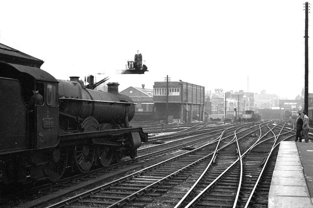 BR Hall class 5994 'Roydon Hall' at Birmingham Snow Hill, Warwickshire on Saturday 08 Apr 1961 - A. Postlewaite [051629]