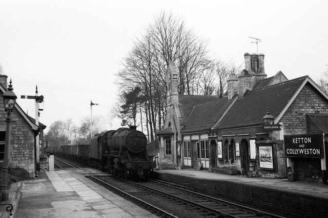 BR(M) 8F class 48696 at Ketton and Collyweston, Northamptonshire on Thursday 21 Mar 1963 - A. Postlewaite [051789]