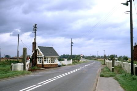 High Ferry Crossing and Signal Box, Cheshire on Saturday 28 Aug 1971 - J.J. Smith [060604]