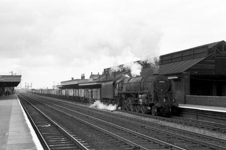 BR 9F class 92040 at Hitchin, Hertfordshire with an up Goods service on Saturday 14 Apr 1962 - J.H.W. Kent [075041]