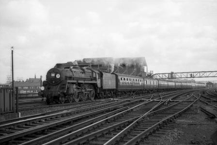BR Std 5MT class 73115 'King Pellinore' at Clapham Junction, Greater London with a Waterloo - Bournemouth service on Saturday 25 Aug 1962 - J.H.W. Kent [079071]