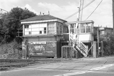 Bollo Lane Junction, Greater London on Friday 10 Aug 2001 - J. Scrace [080660]