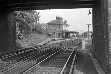 Chertsey Station, Surrey on Friday 16 May 1969 - J. Scrace [080786]