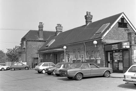 Cobham Station, Surrey on Friday 19 May 1989 - J. Scrace [080968]
