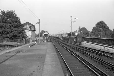 Esher Station, Surrey on Thursday 18 Aug 1966 - J. Scrace [081205]