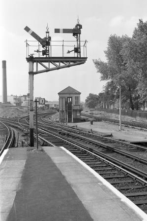 Elmers End Station, Greater London on Friday 06 Jun 1969 - J. Scrace [081225]