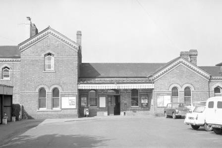 Edenbridge Town Station, Kent on Tuesday 01 Jun 1971 - J. Scrace [081266]