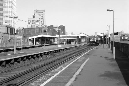 Elephant and Castle Station, Greater London on Thursday 22 Feb 1990 - J. Scrace [081357]