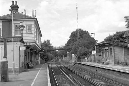 Earley Station, Berkshire on Friday 10 Aug 2001 - J. Scrace [081403]