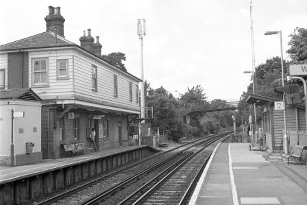 Earley Station, Berkshire on Friday 10 Aug 2001 - J. Scrace [081404]