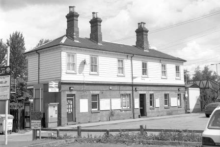 Earley Station, Berkshire on Friday 10 Aug 2001 - J. Scrace [081405]