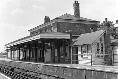 Farnham Station, Surrey on Wednesday 22 Jun 1988 - J. Scrace [081547]