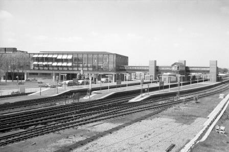Gatwick Airport Station, West Sussex on Sunday 29 Jun 1958 - J. Scrace [081590]