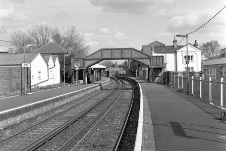 Hampton Station, Greater London on Saturday 08 Apr 1989 - J. Scrace [081931]