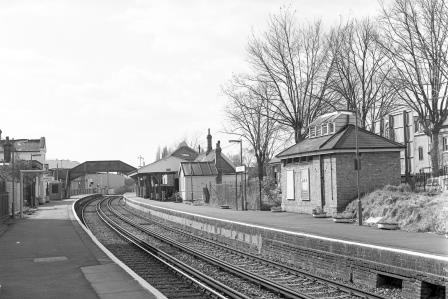 Hampton Station, Greater London on Saturday 08 Apr 1989 - J. Scrace [081932]