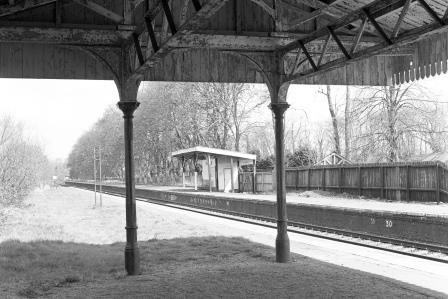 Kempton Park Station, Surrey on Saturday 08 Apr 1989 - J. Scrace [082049]