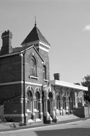 Leatherhead Station, Surrey on Friday 17 Jul 1998 - J. Scrace [082240]