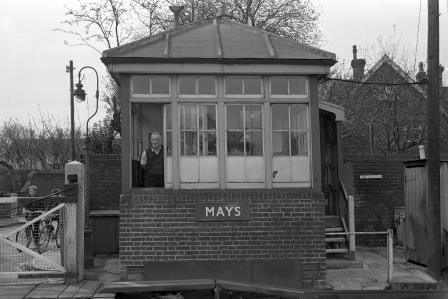 Mays Crossing, Buckinghamshire on Thursday 18 Apr 1968 - J. Scrace [082261]